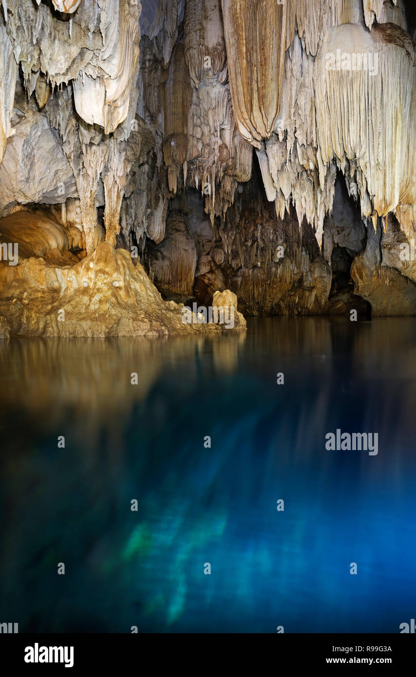 Paseum grotte près de Thakhek Laos avec de l'eau d'un bleu éclatant Banque D'Images