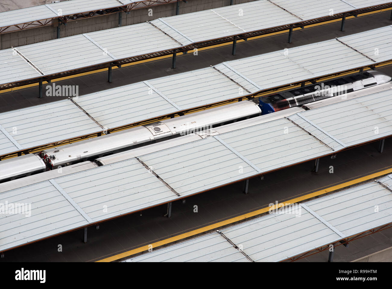Vue détaillée de l'antenne de LaSalle street station avec des trains dans le centre Banque D'Images