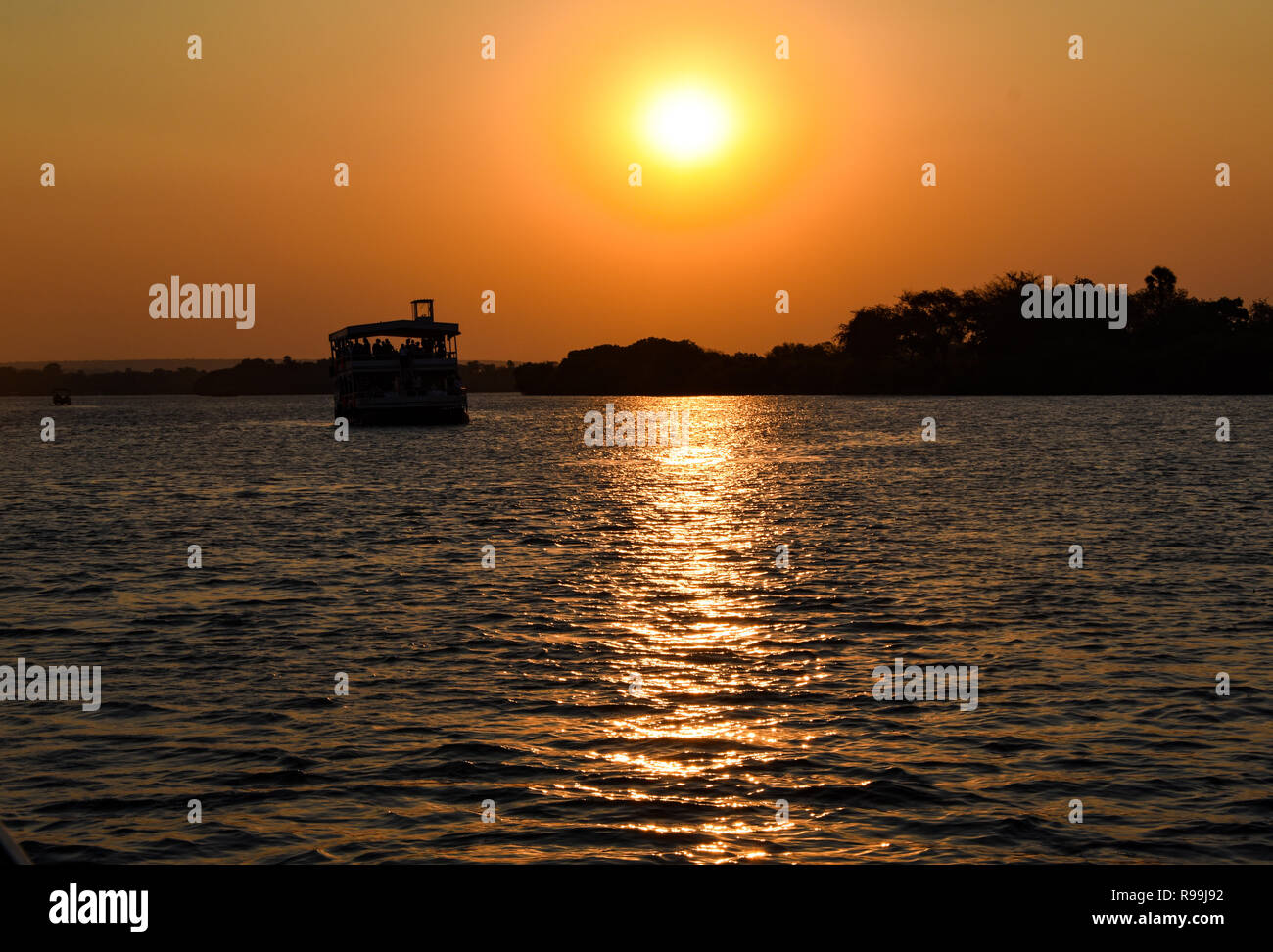 Croisière au coucher du soleil sur le Zambèze, le Zimbabwe Banque D'Images