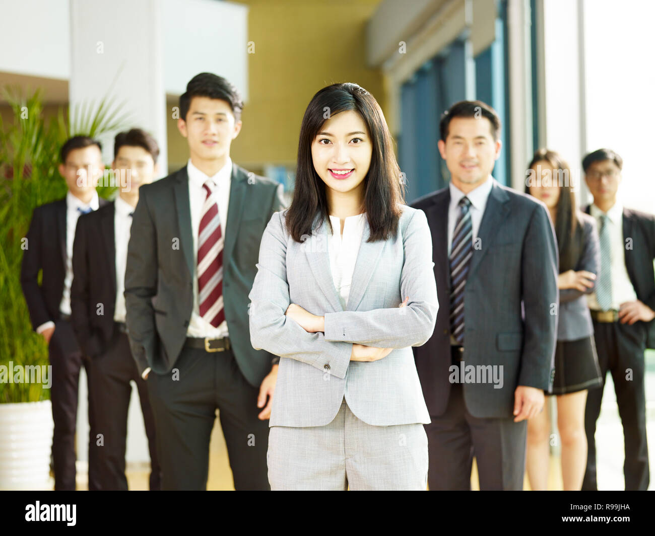 Portrait d'une équipe d'hommes et de femmes d'affaires et de l'Asie, en souriant. Banque D'Images
