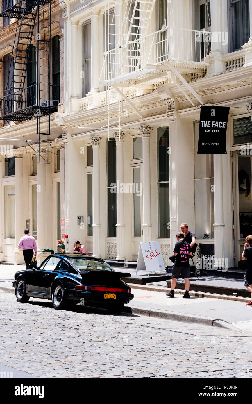 La ville de New York, USA - 25 juin 2018 : boutique de luxe boutique de mode dans Mercer Street à Soho District historique en fonte Banque D'Images