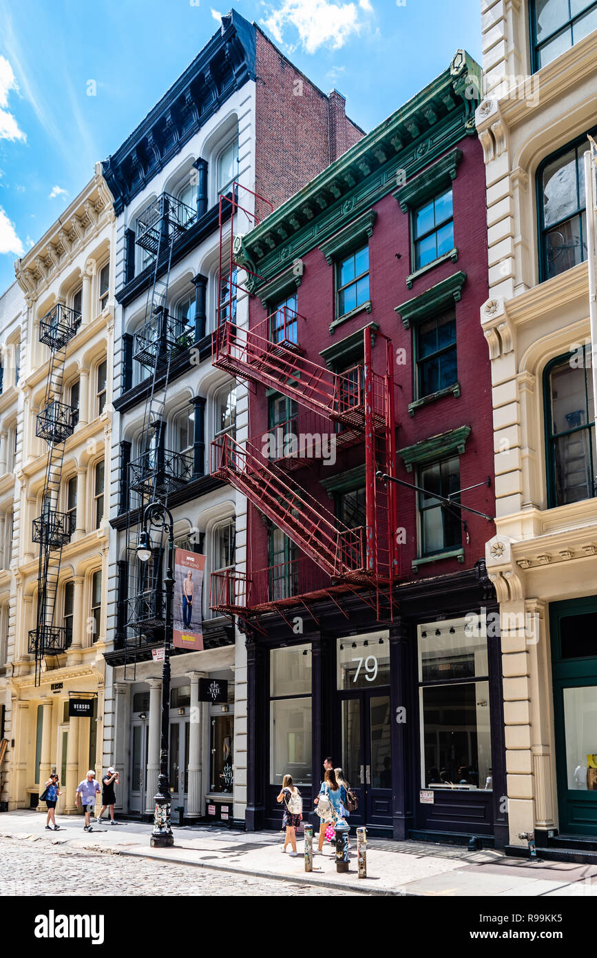 La ville de New York, USA - 25 juin 2018 : la boutique de mode de luxe boutique de mode dans la rue Greene à Soho District historique en fonte Banque D'Images