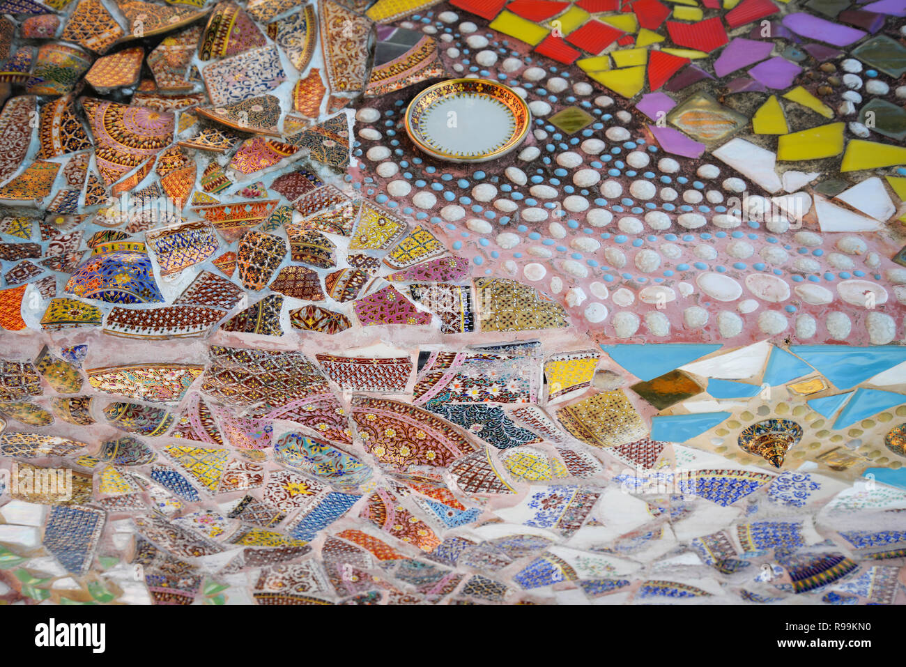 Arrière-plan de la mosaïque - Carreaux en céramique contexte / modèle de plancher de carreaux colorés abstraits et morceau brisé conception de mosaïque murale Banque D'Images