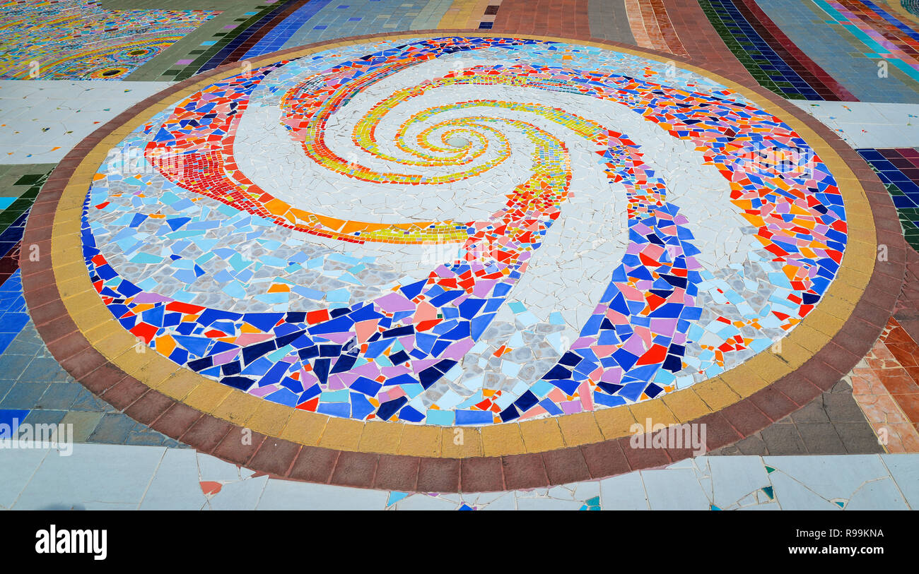 Arrière-plan de la mosaïque - Carreaux en céramique arc-en-ciel colorés contexte / Motif de cercles abstract tile Floor and Wall morceau brisé conception de mosaïque Banque D'Images