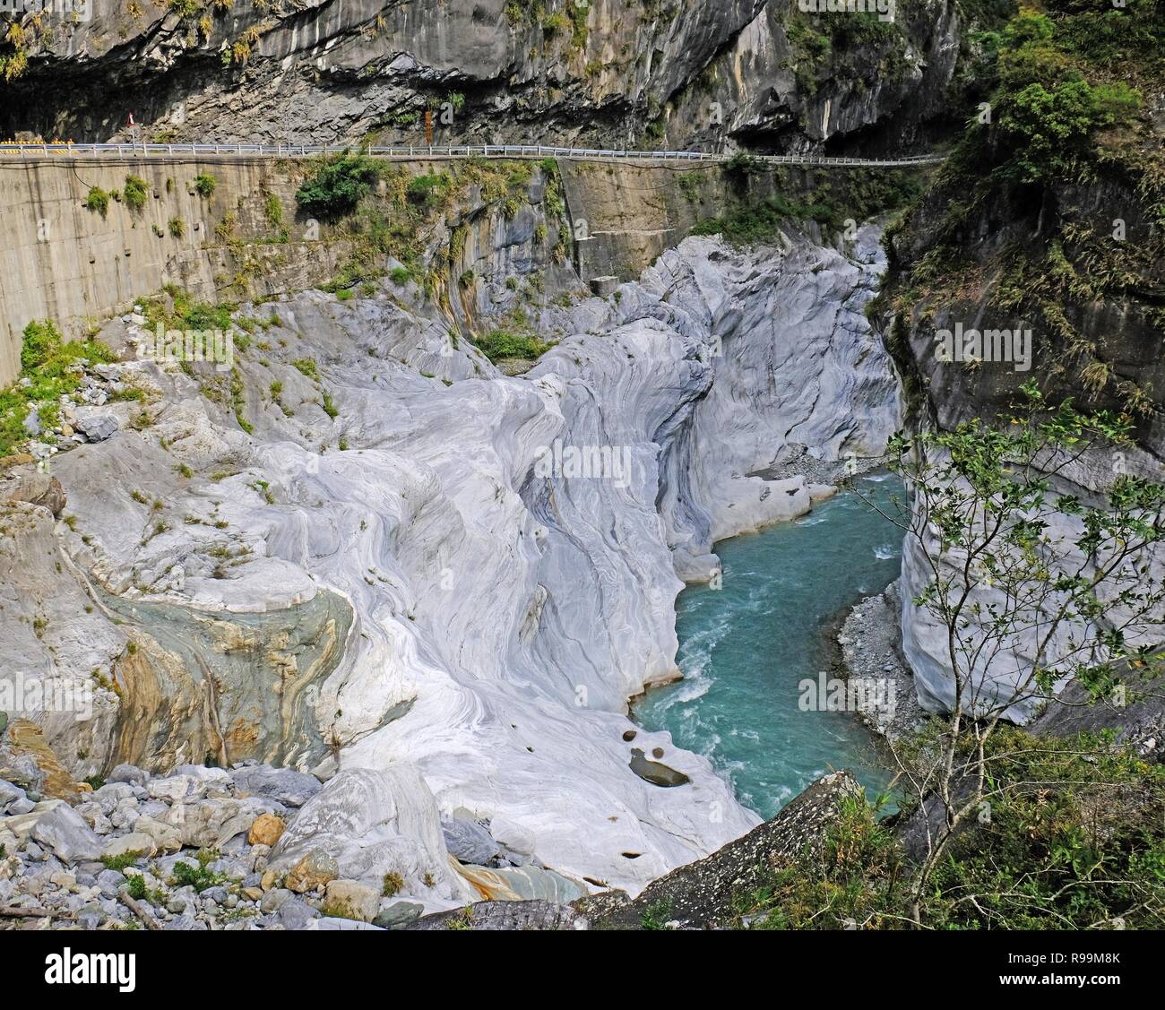Le Brook dans le pittoresque parc national de Taroko gorge calcaire avec des côtes. Banque D'Images