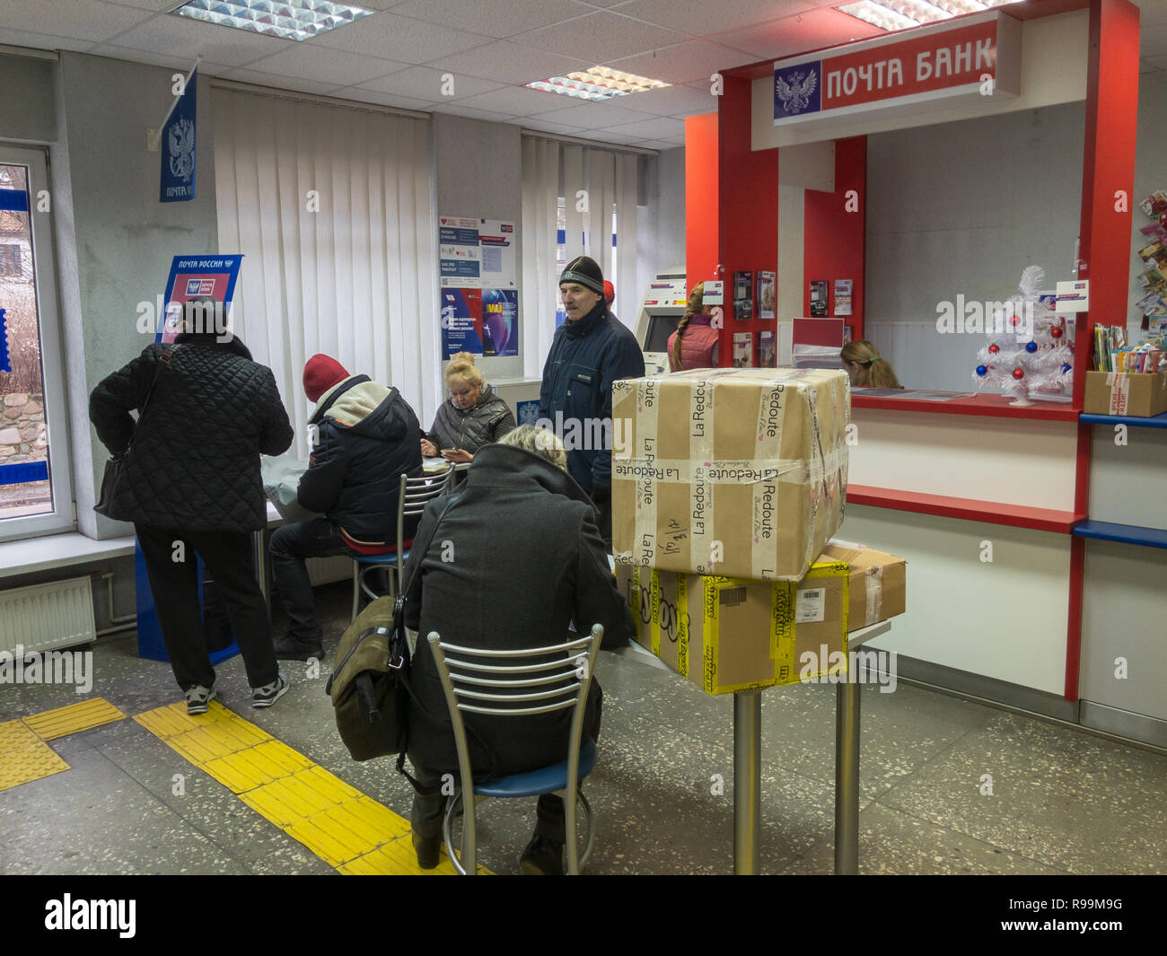 Les gens envoyer un colis dans le bureau de poste russe Banque D'Images