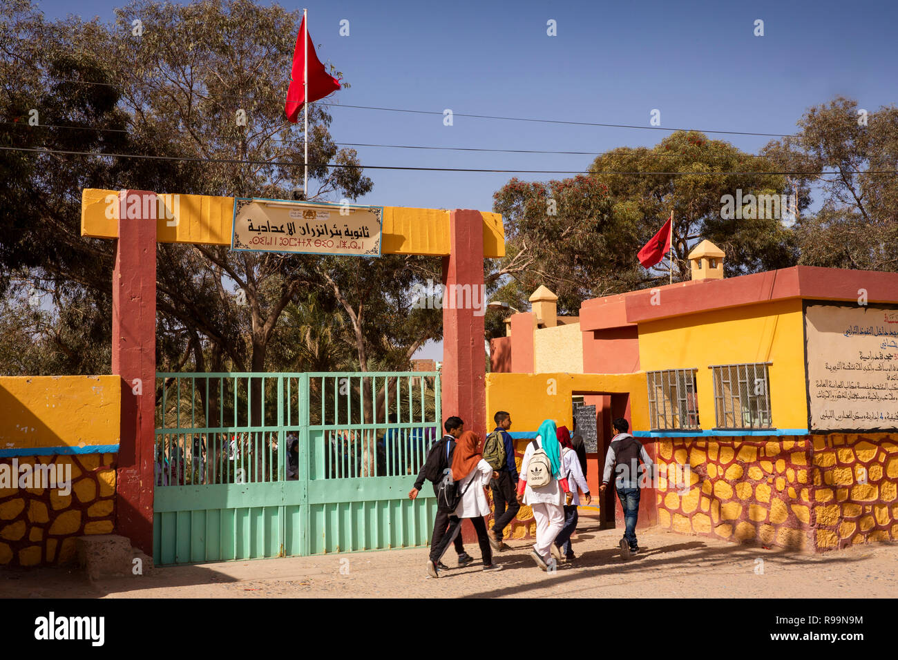 Le Maroc, Province d'Errachidia, Rissani, porte de l'école avec inscription en Arabe et Berbère script Banque D'Images