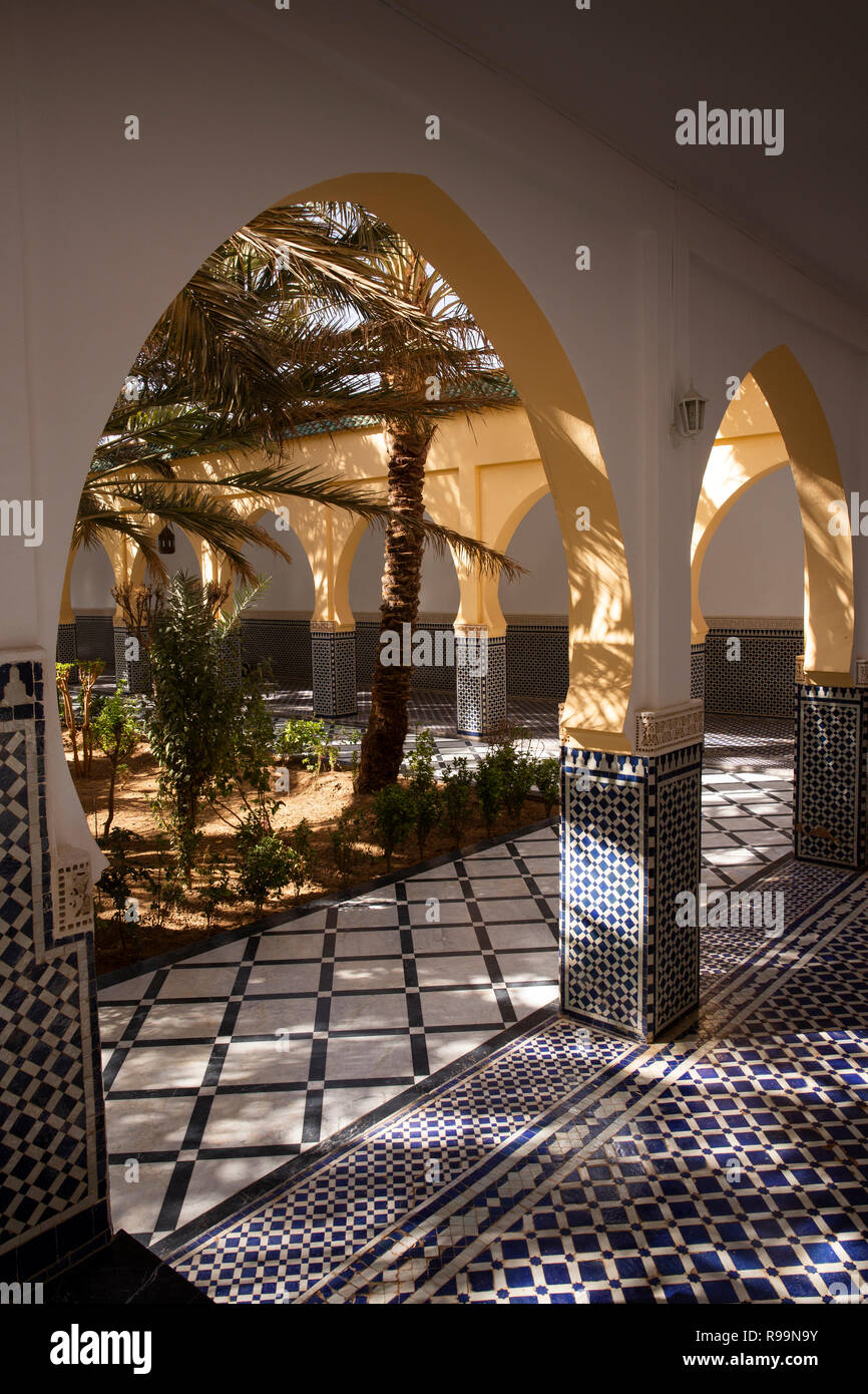 Le Maroc, Province d'Errachidia, Rissani, mausolée alaouite de Moulay Ali Cherif, colonnade ombragé Banque D'Images