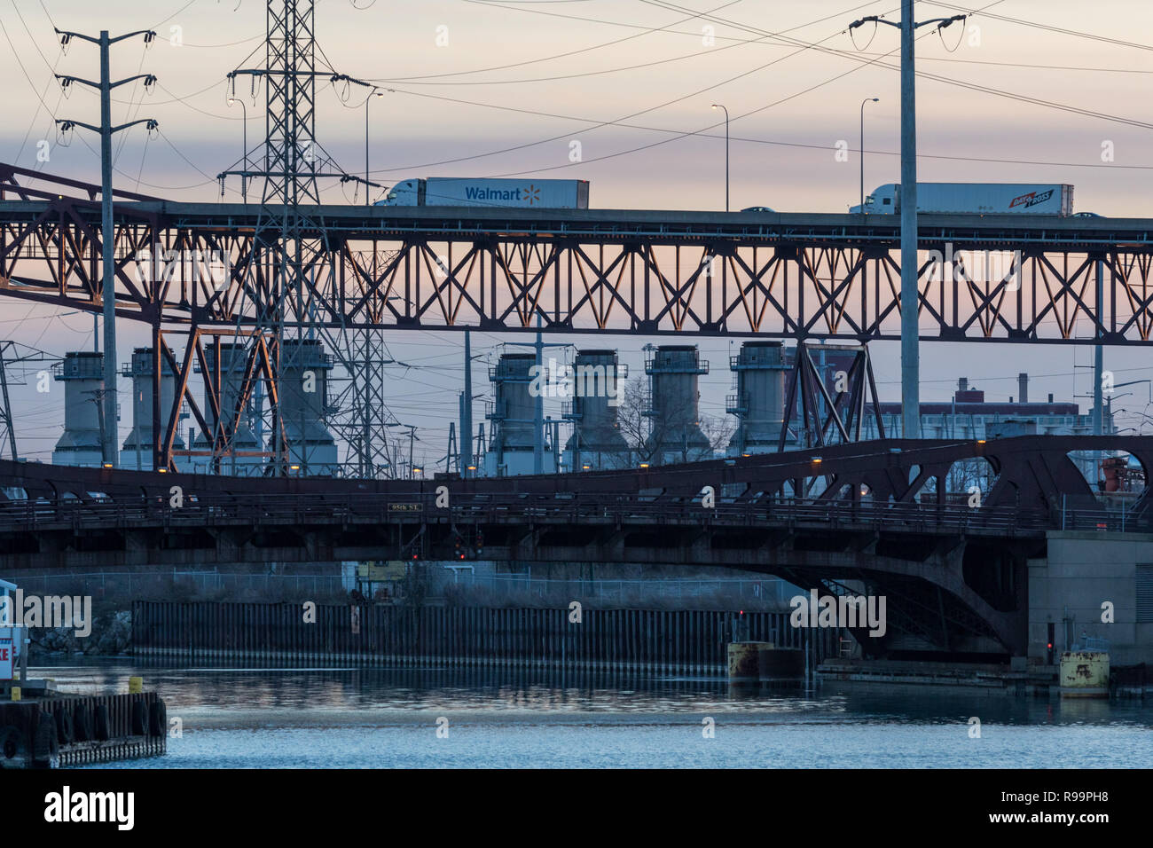 Rivière Calumet avec les camions sur la Chicago Skyway, et la 95e Street Bridge et du gaz naturel centrale dans la distance. Banque D'Images