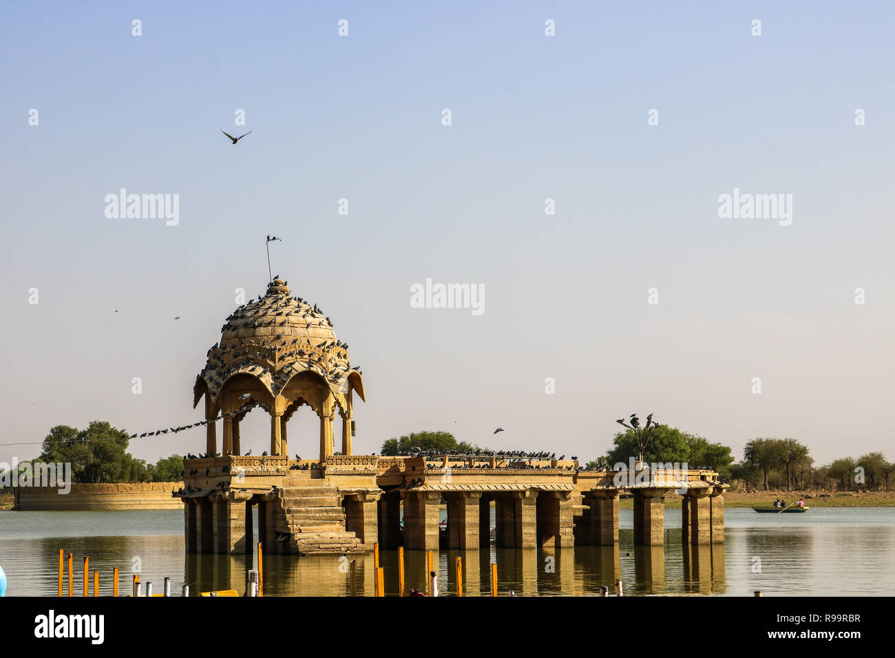 Un Temple au milieu du lac. Un réservoir d'eau (Gadisar Lake) dans Jaisalmer. Construit par le premier roi de Jaisalmer, Raja Rawal Jaisal Banque D'Images