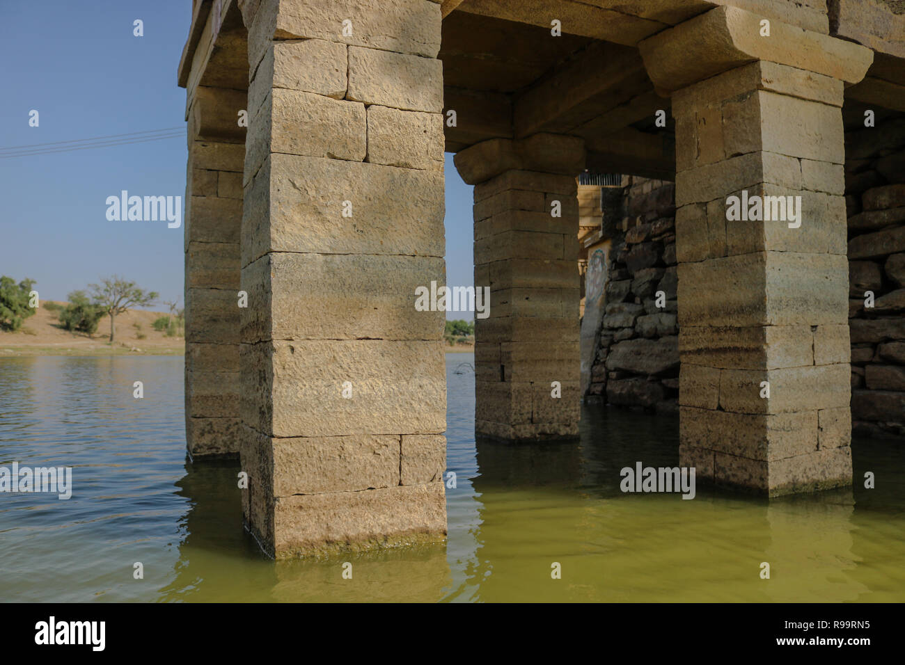 Le pilier de ruines de temples au milieu de Gadisar Lake, Jaisalmer, Rajasthan Banque D'Images