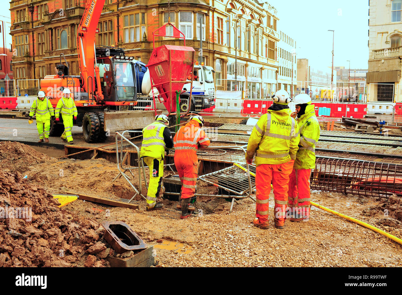 Les ingénieurs versent du béton lors de la construction du nouveau tramway Extension dans le centre-ville de Blackpool Banque D'Images