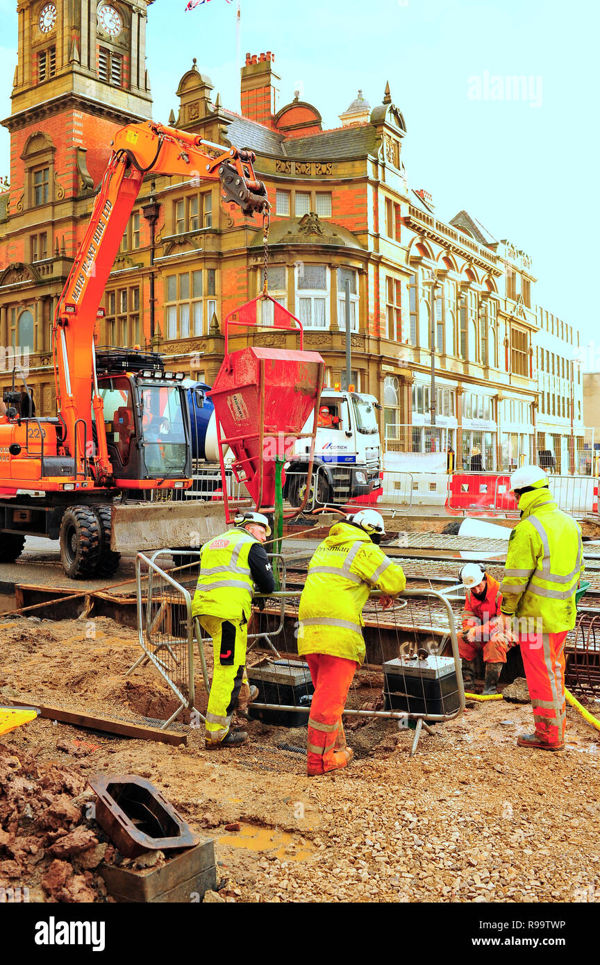 Ingénieurs couler le béton lors de la construction de la nouvelle extension du tramway dans le centre-ville de Blackpool Banque D'Images