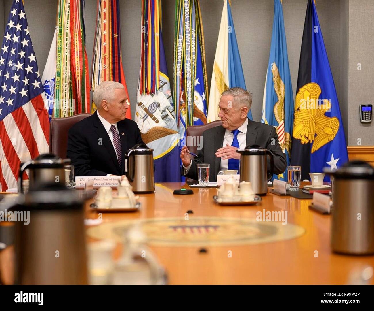 Le secrétaire américain à la Défense, James Mattis, droite, rencontre avec le Vice-président Mike Pence au Pentagone le 19 décembre 2018 à Arlington, en Virginie. Mattis a annoncé sa démission le 20 décembre pour protester contre le Président Trumps annonce à retirer les forces américaines de la Syrie et de son rejet des alliances internationales. Banque D'Images