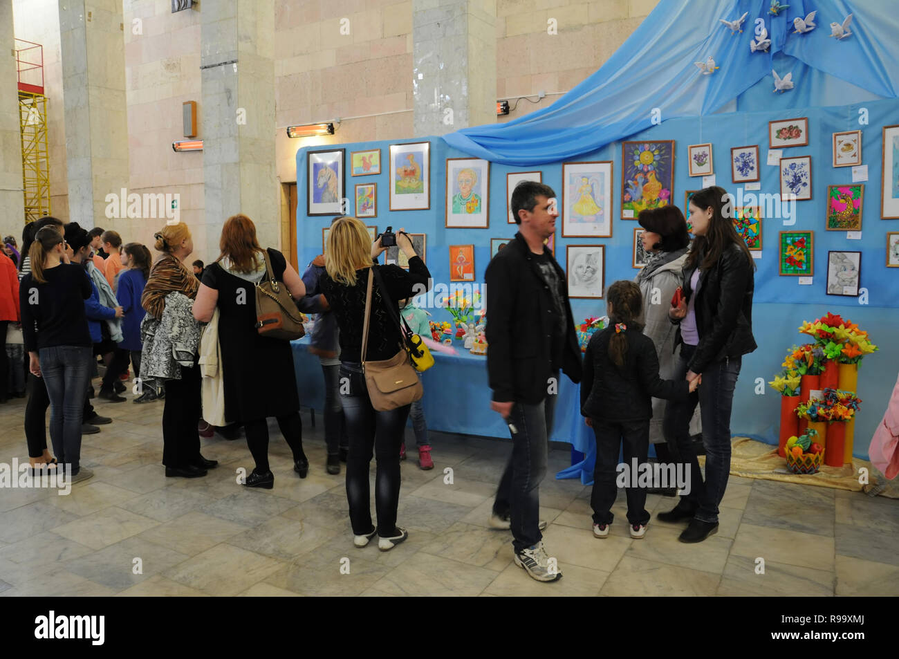 Kovrov, la Russie. 22 avril 2014. Exposition de la créativité des enfants en l'honneur du 15e anniversaire de l'enfance et de la jeunesse centre 'Helios' dans la chambre Banque D'Images