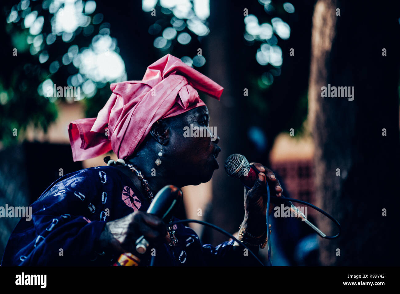 Femme noir chantant et dansant avec un micro. La musique ethnique Multi partie à célébrer les pays de l'ouest et la coopération. Bamako, Mali. Afrique du Sud Banque D'Images