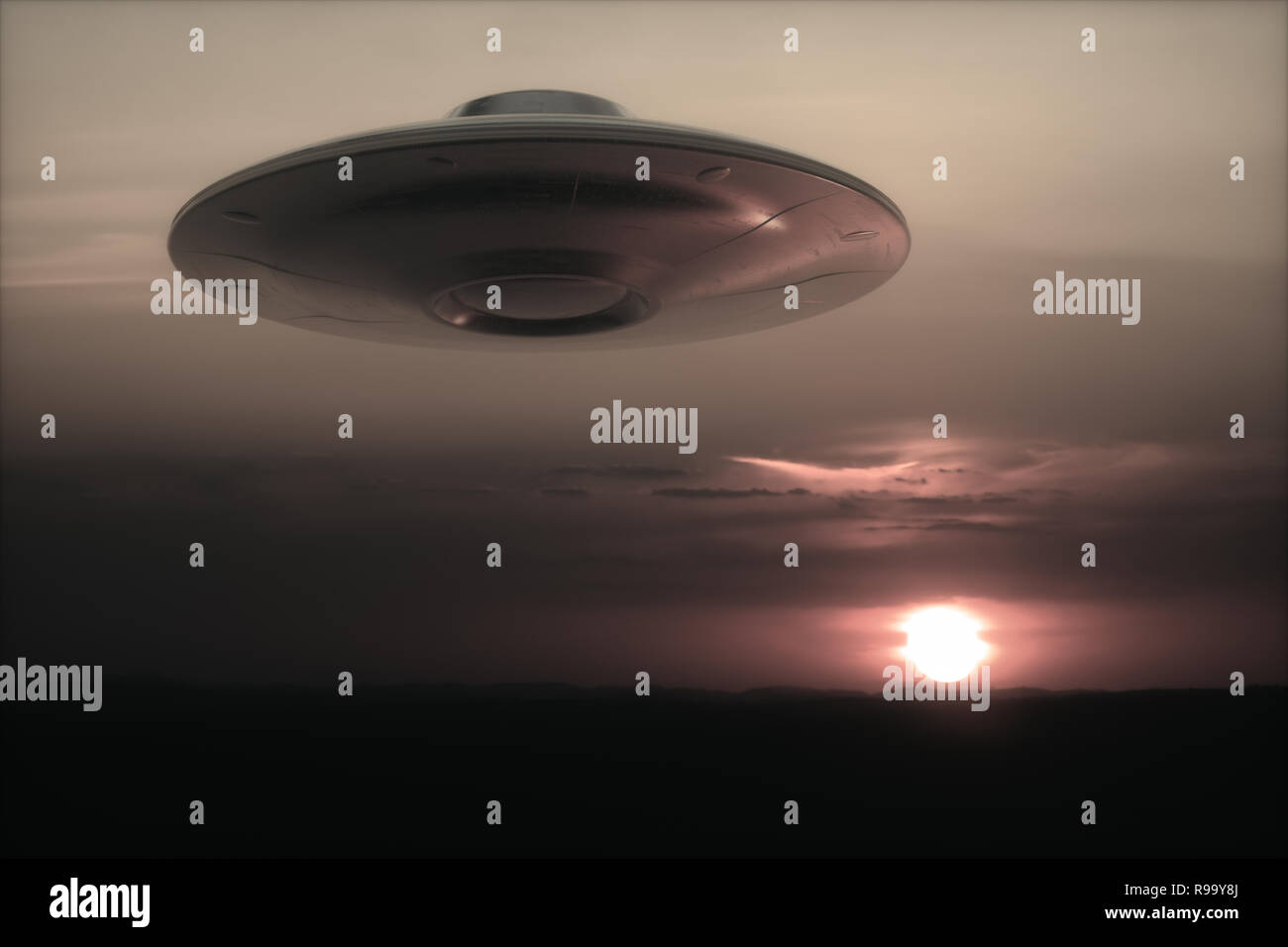 Vaisseau extraterrestre OVNI arrivant sur la planète Terre avec le coucher du soleil dans l'arrière-plan. Banque D'Images