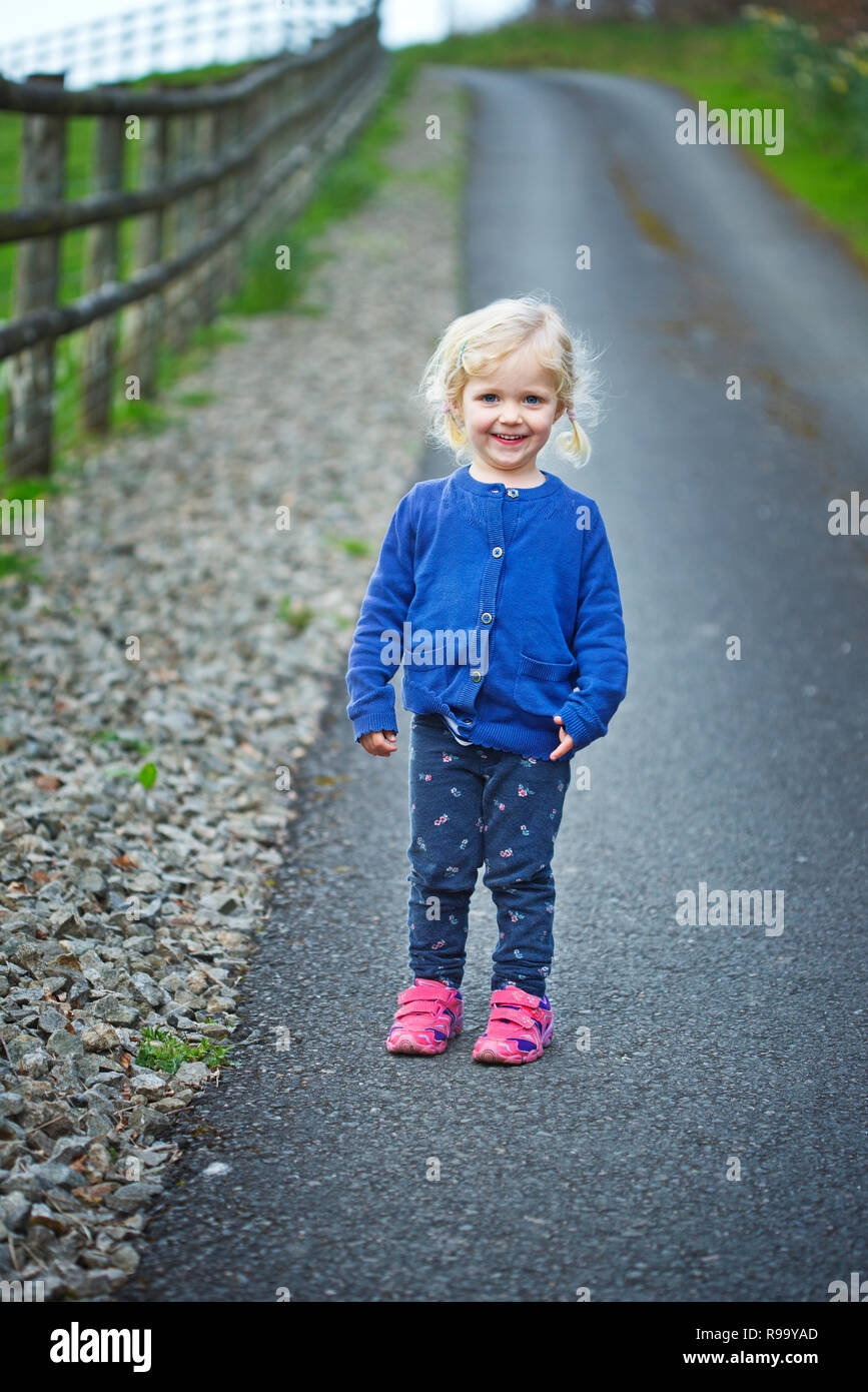 Fille de 3 ans Banque de photographies et d'images à haute résolution -  Alamy