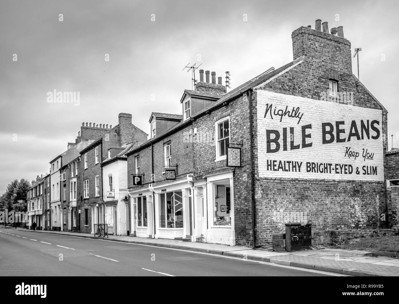 Une boutique avec une enseigne de haricots Bile peinte sur le mur d'extrémité à York Banque D'Images