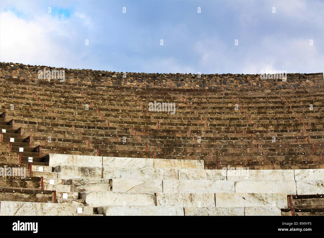 Une section de l'coin dans les ruines de l'amphithéâtre dans la ville antique de Pompéi, Italie. Banque D'Images