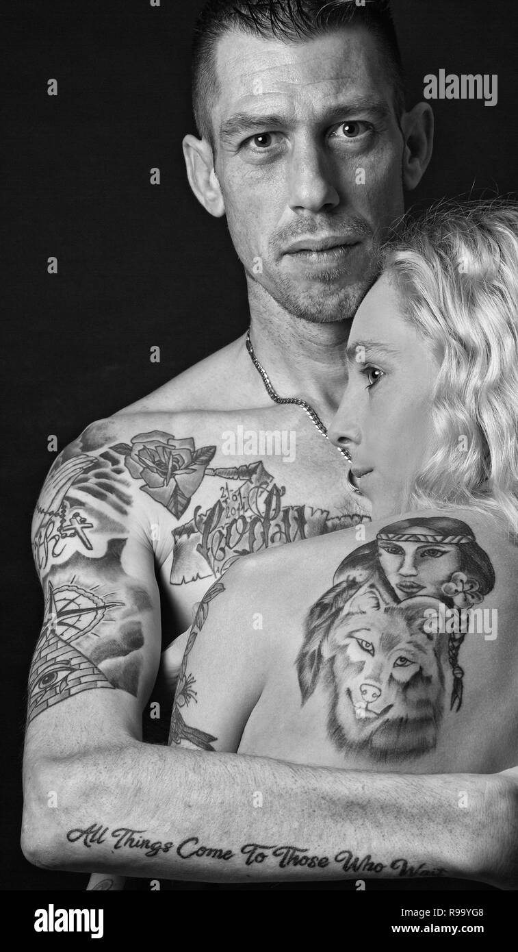 Un jeune couple avec des tatouages Banque D'Images