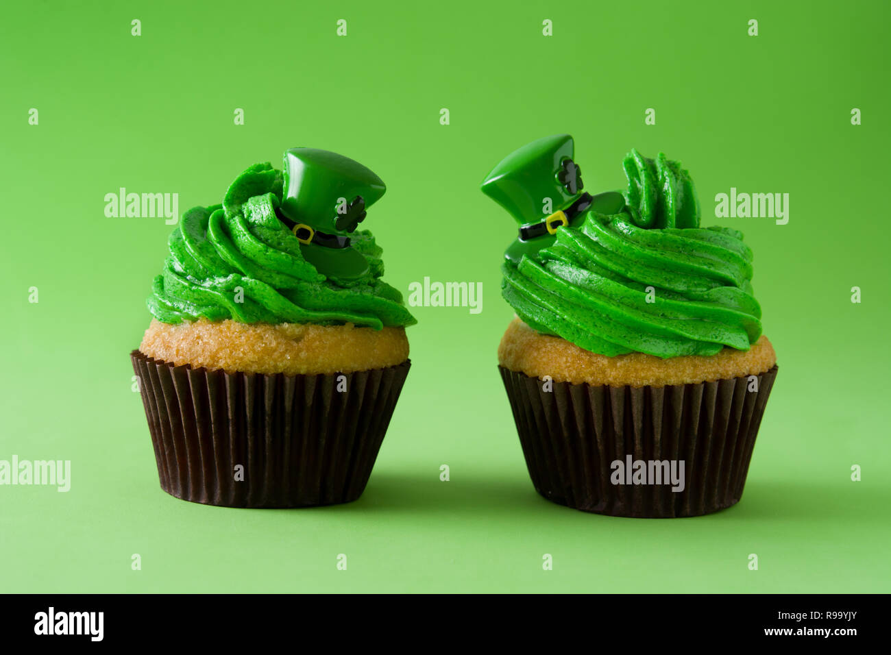 Le jour de rue Patrick cupcake sur fond vert. Copyspace Banque D'Images