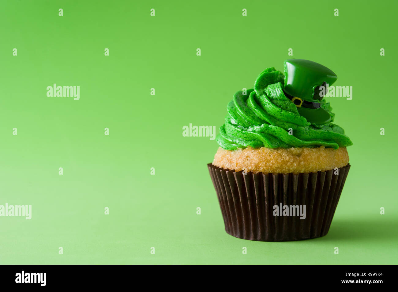 Le jour de rue Patrick cupcake sur fond vert. Copyspace Banque D'Images