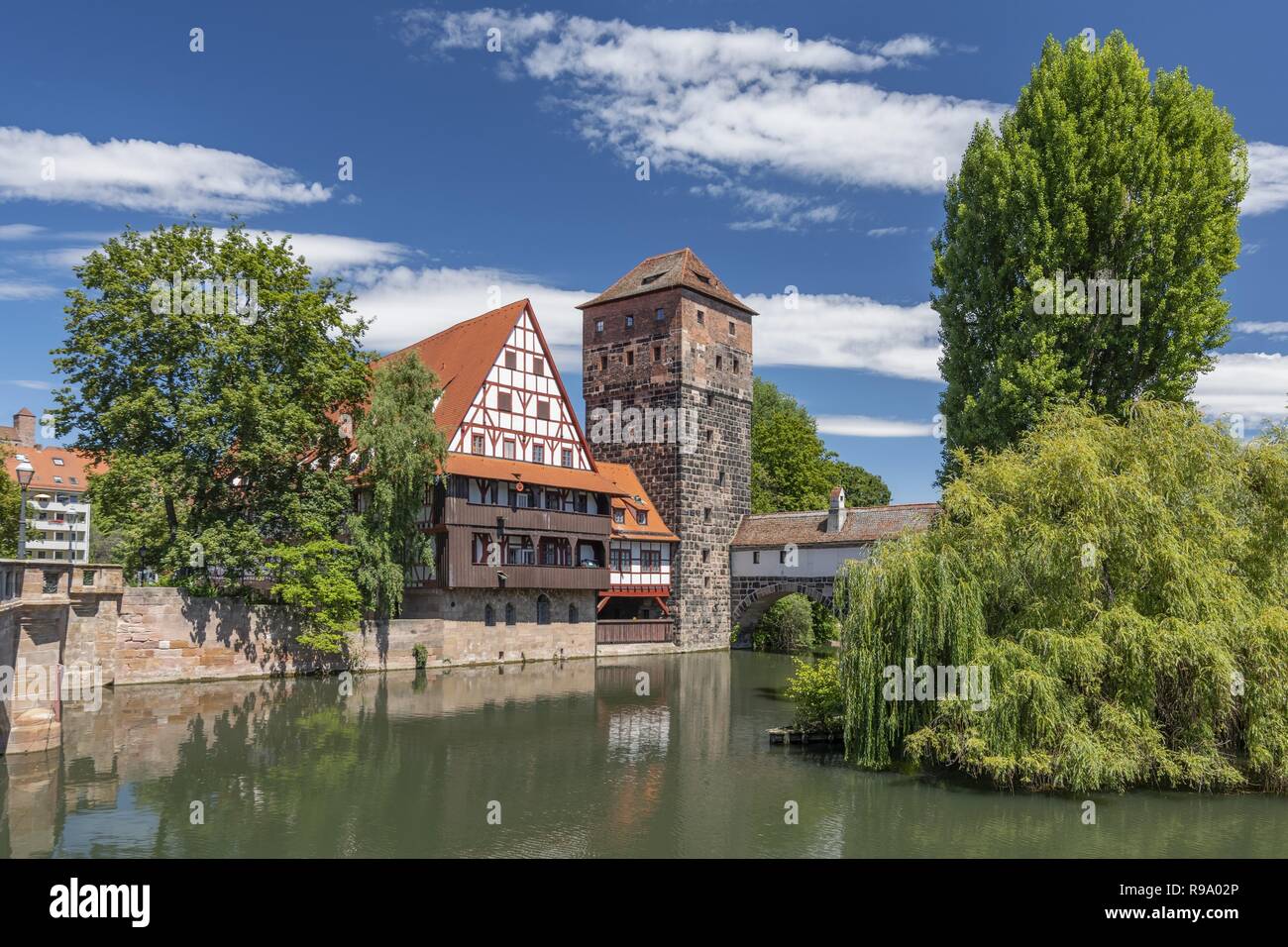 Weinstadle bâtiment à colombages et Henkersteg ou pont Hangmans reflète dans la rivière Pegnitz. Nuremberg, Bavière, Allemagne. Banque D'Images