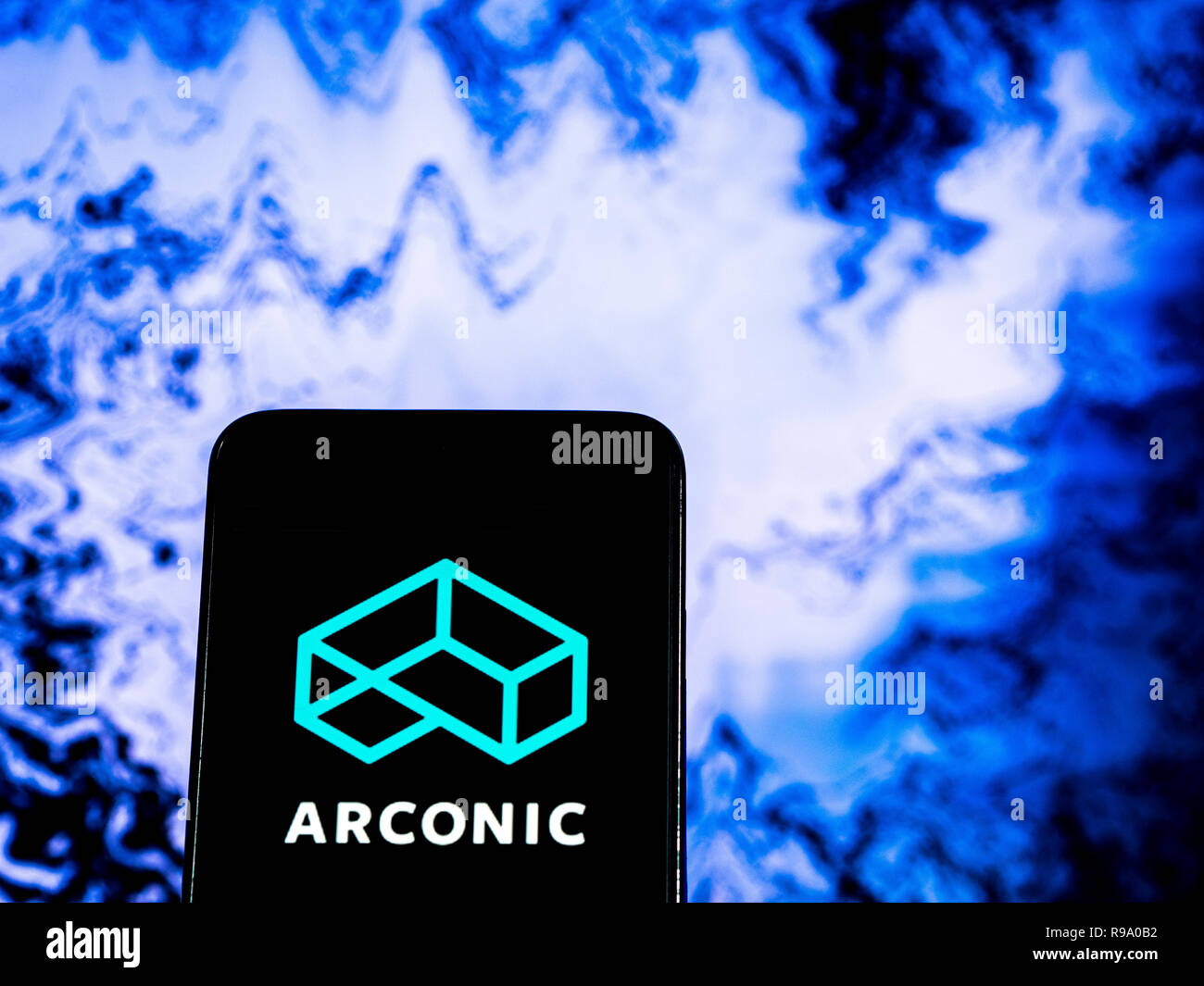 Arconic logo de l'entreprise de fabrication vu affichée sur smart phone Banque D'Images