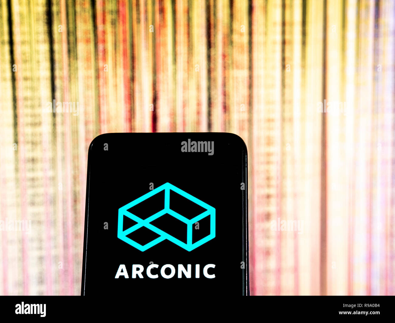 Arconic logo de l'entreprise de fabrication vu affichée sur smart phone Banque D'Images