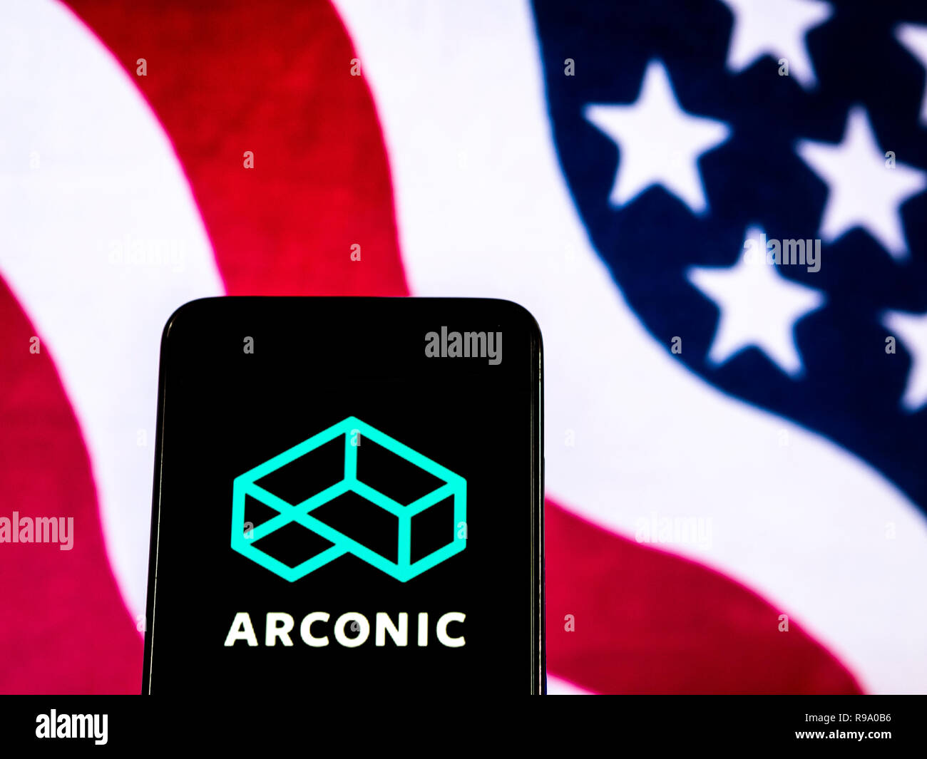 Arconic logo de l'entreprise de fabrication vu affichée sur smart phone Banque D'Images