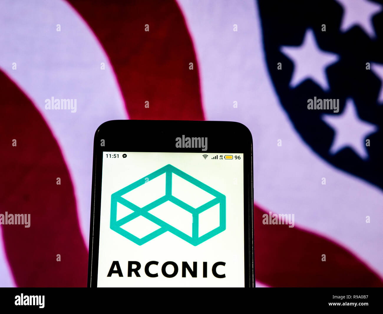 Arconic logo de l'entreprise de fabrication vu affichée sur smart phone Banque D'Images