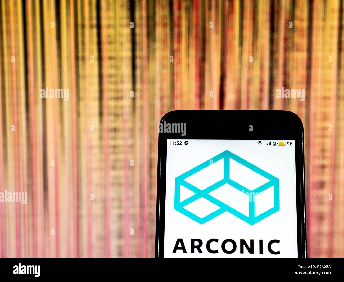 Arconic logo de l'entreprise de fabrication vu affichée sur smart phone Banque D'Images