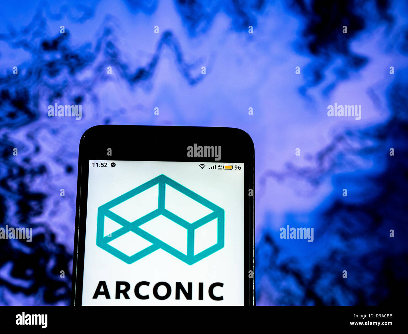 Arconic logo de l'entreprise de fabrication vu affichée sur smart phone Banque D'Images