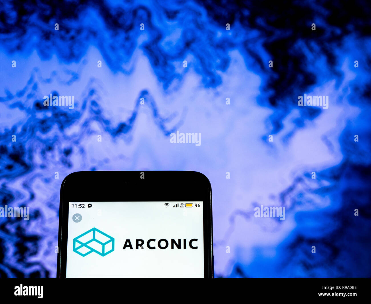 Arconic logo de l'entreprise de fabrication vu affichée sur smart phone Banque D'Images