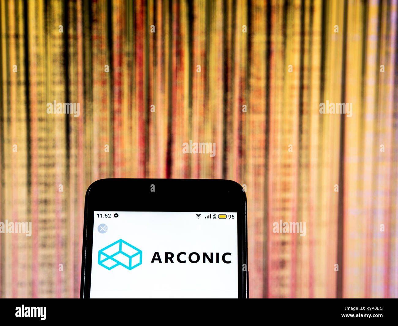Arconic logo de l'entreprise de fabrication vu affichée sur smart phone Banque D'Images