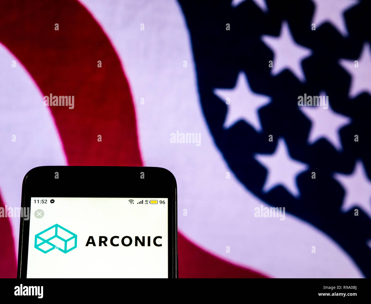 Arconic logo de l'entreprise de fabrication vu affichée sur smart phone Banque D'Images