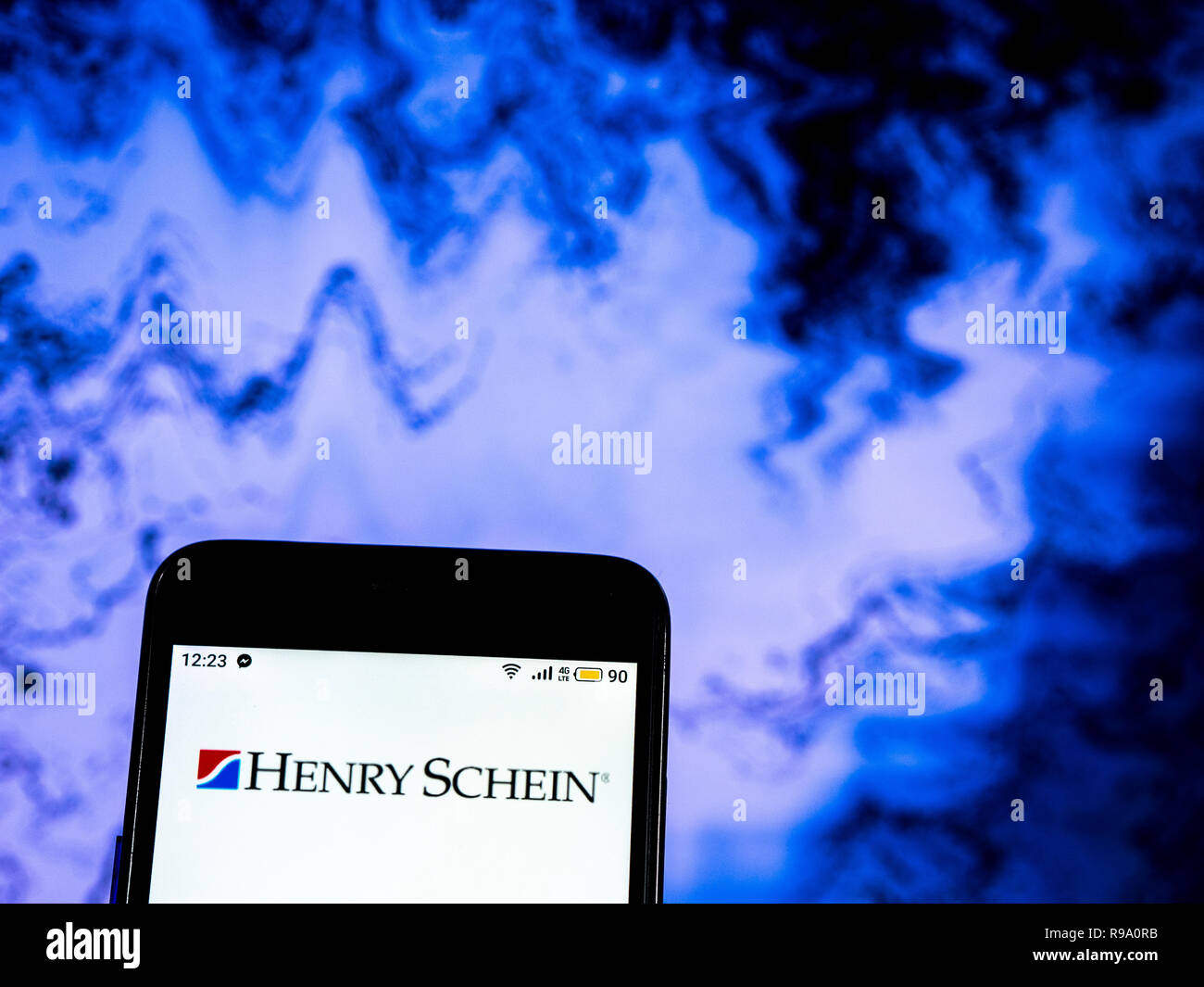 Henry Schein logo de l'entreprise vu affichée sur smart phone Banque D'Images