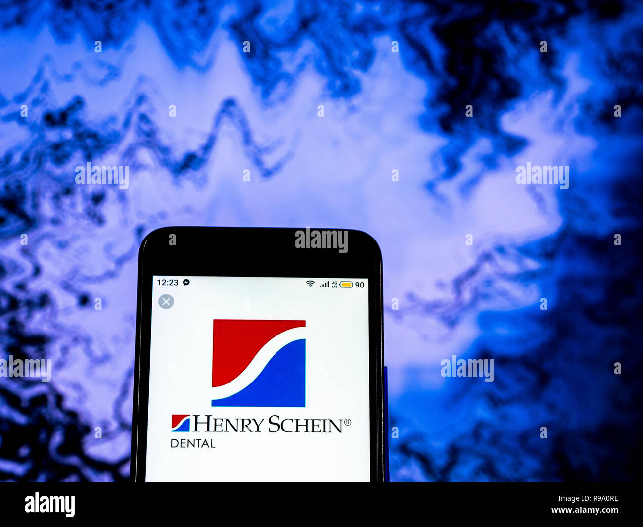 Henry Schein logo de l'entreprise vu affichée sur smart phone Banque D'Images
