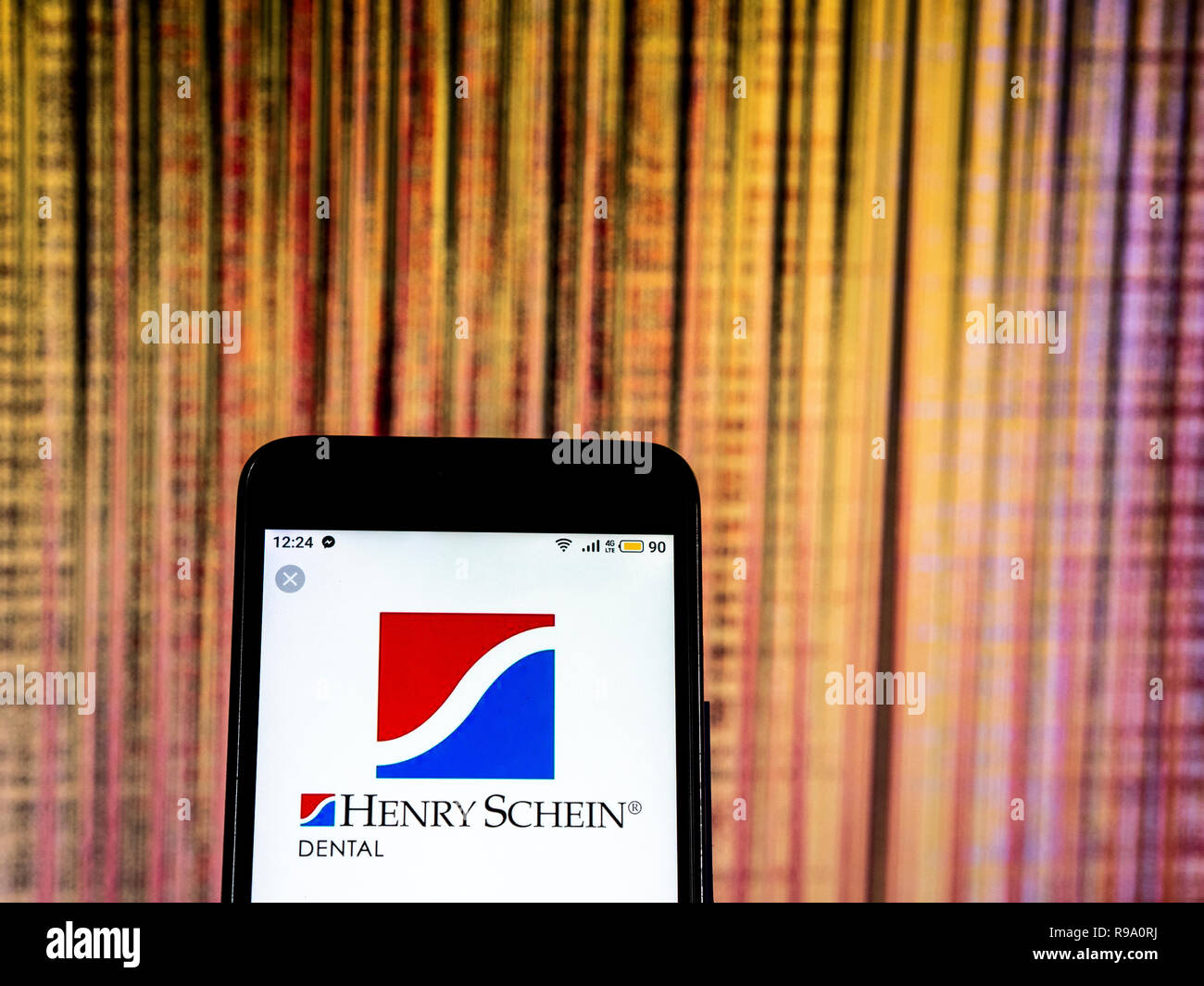 Henry Schein logo de l'entreprise vu affichée sur smart phone Banque D'Images