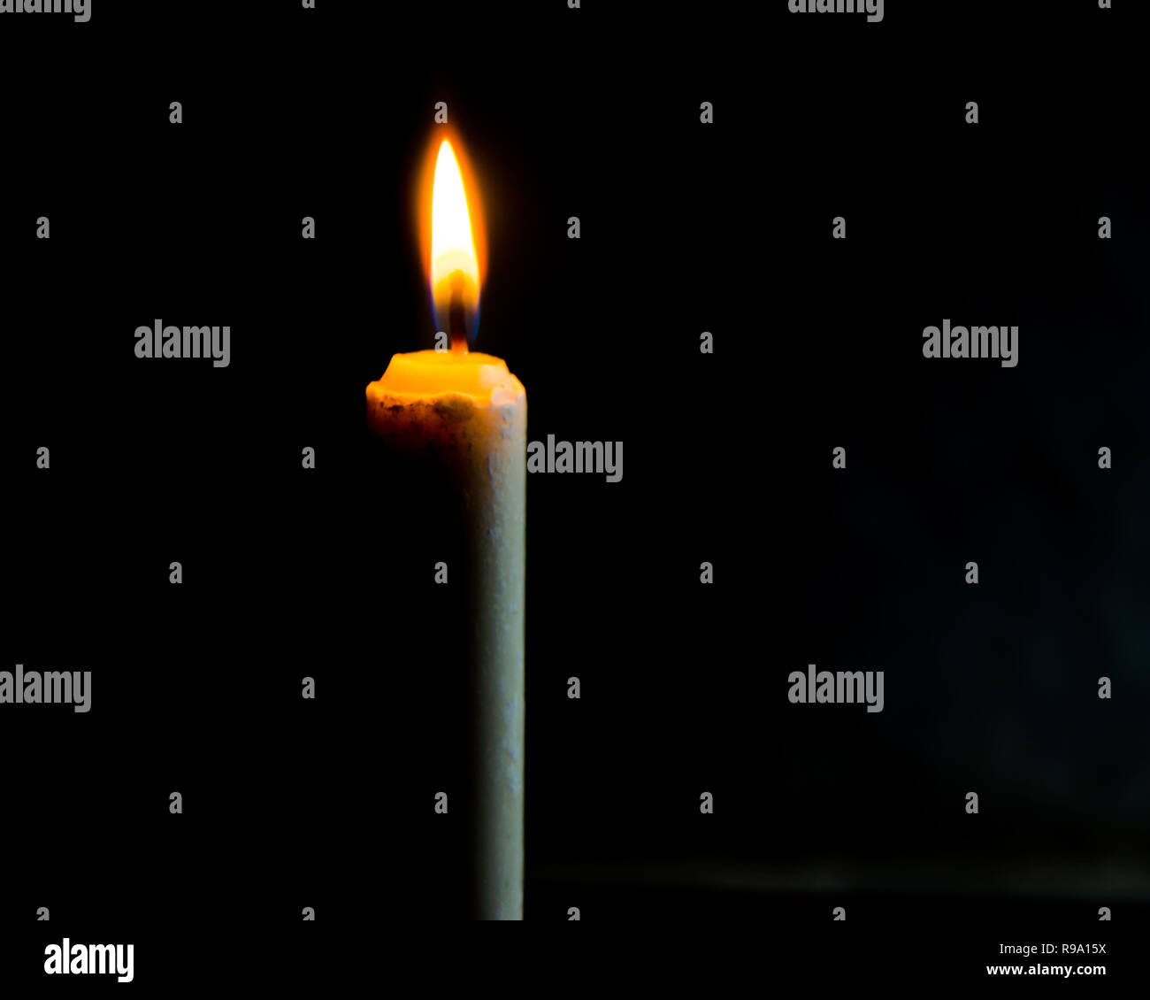 Bougie blanche sur noir Banque D'Images