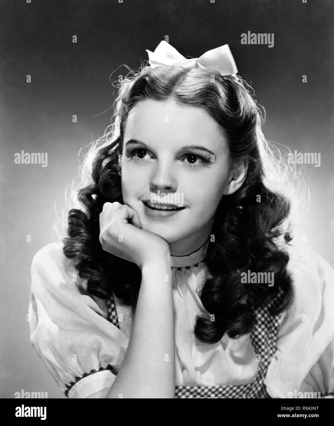 Titre original : The Wizard Of Oz. Titre en anglais : The Wizard Of Oz. Année : 1939. Réalisateur : VICTOR FLEMING. Stars : NIÑO PRODIGIO ; Judy Garland. Credit : M.G.M / Album Banque D'Images