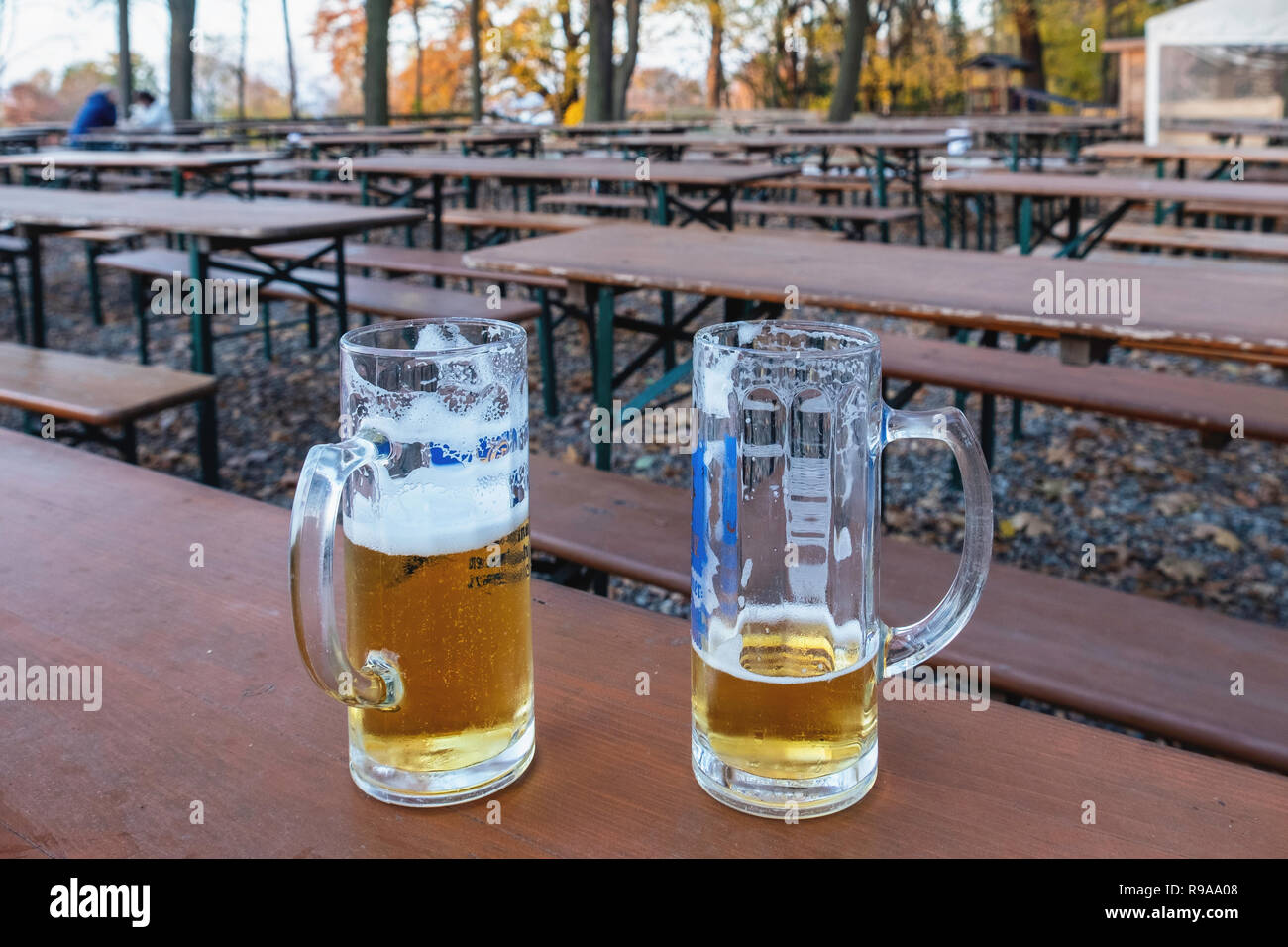 Berli, Wannsee. Lorreta restaurant en plein air. Deux verres sur la table à l'automne. Tables vides Banque D'Images