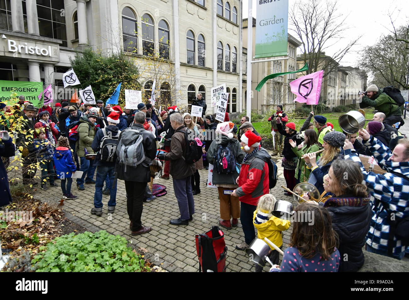 Bristol, Royaume-Uni. 21 Décembre, 2018. Jour d'action de protestation à l'extérieur de la B.B.C. démo Bristol, en gens de Bristol l'extinction de la rébellion. Les grands-parents ont été jumelées depuis 0700 Hrs tis matin. Crédit : Robert Timoney/Alamy Live News Banque D'Images