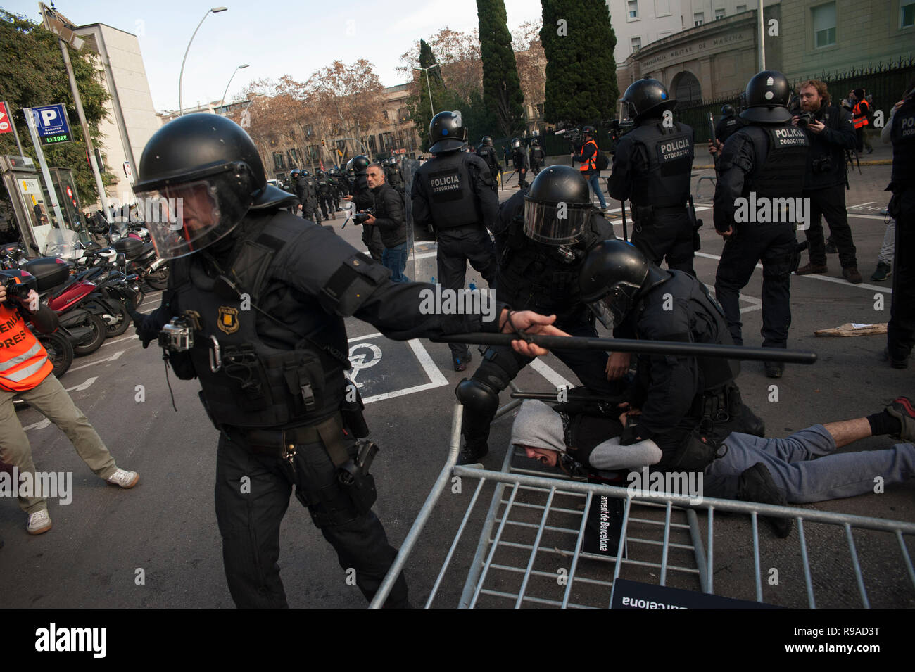 21 Décembre, 2018 de Barcelone. Militants Catalan en faveur de l'indépendance protester devant le bâtiment de la 'Llotja de Mar' à Barcelone, où le conseil des ministres s'est réuni d'une manière extraordinaire. La réunion du Conseil des ministres aura lieu en Catalogne un an seulement après les élections régionales convoquées par le gouvernement précédent en vertu de l'article 155 de la Constitution. Charlie Perez/Alamy Live News Banque D'Images