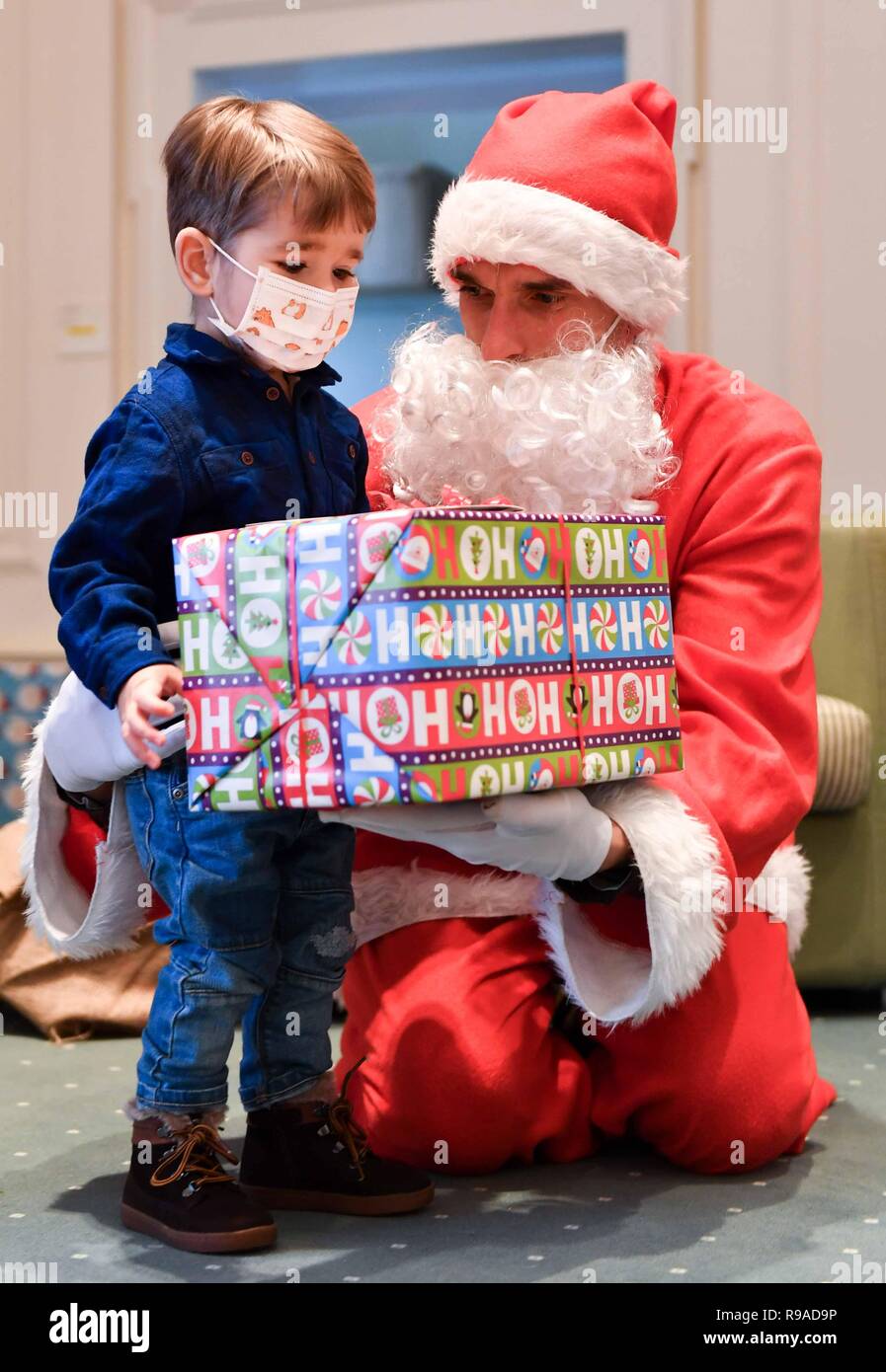 Berlin, Allemagne. Dec 21, 2018. Un père Noël visite le centre cardiaque Allemand Berlin à Augustenburger Platz et présente les enfants avec des cadeaux, dont Simon. La campagne est soutenue par la Société des Amis de la German Heart Center Berlin et le personnel de l' Hôtel "Park Inn sur l'Alexanderplatz. Credit : Jens Kalaene Zentralbild-/dpa/ZB/dpa/Alamy Live News Banque D'Images