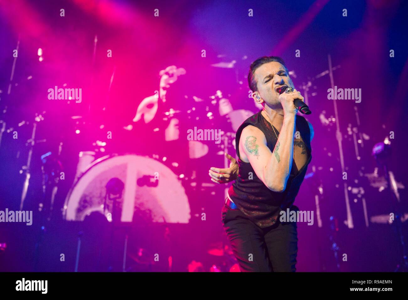 11 janvier 2018 - Le British rock pop synthé et groupe Depeche Mode en direct sur leur esprit Global Tour à l'Arène Barclaycard à Hambourg. Chanteur et frontman Dave Gahan jouit du spectacle. | le 11 janvier 2018 - Colombie Britannique respectivement Synth-Rock Syntie-Pop Band Depeche Mode en direct sur l'Esprit Global Tour à l'Arène Barclaycard à Hambourg, Allemagne. Singer et Dave Gahan jouit du spectacle. Dans le monde d'utilisation | Banque D'Images