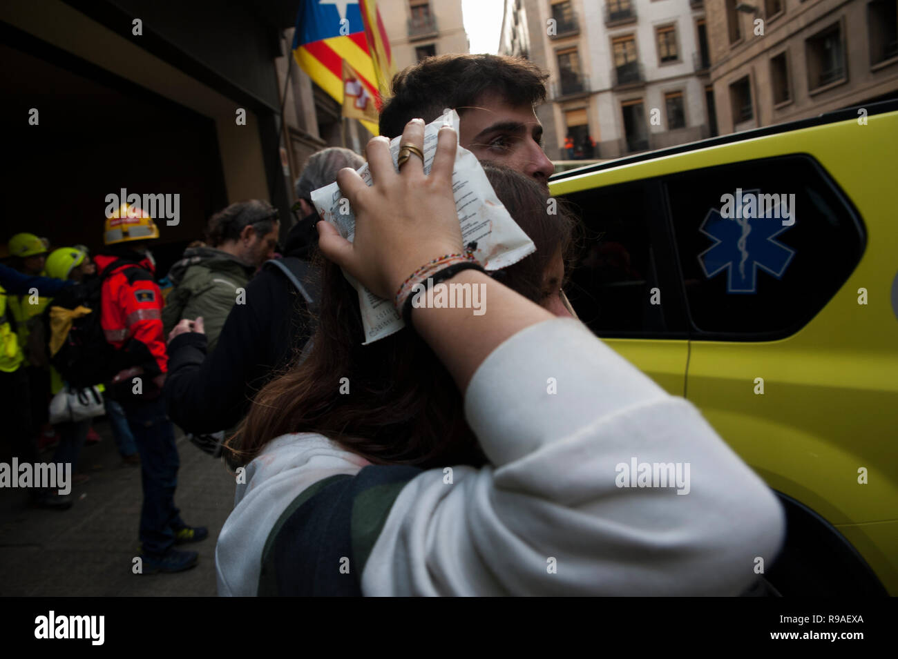 21 Décembre, 2018 de Barcelone. Militants Catalan en faveur de l'indépendance protester devant le bâtiment de la 'Llotja de Mar' à Barcelone, où le conseil des ministres s'est réuni d'une manière extraordinaire. La réunion du Conseil des ministres aura lieu en Catalogne un an seulement après les élections régionales convoquées par le gouvernement précédent en vertu de l'article 155 de la Constitution. Charlie Perez/Alamy Live News Banque D'Images