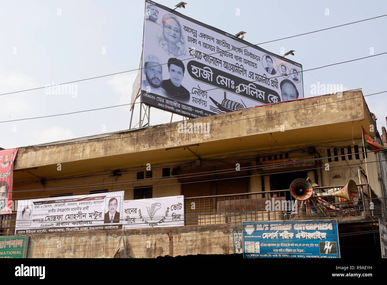 Dhaka, Bangladesh - 21 décembre 2018 : Dhaka est emballé avec des milliers d'affiches et des signes que la campagne du candidat pour la 11ème élection du Parlement européen au Bangladesh. L'élection dans le pays aura lieu le 30 décembre 2018 au milieu d'une crise politique. Credit : SK Hasan Ali/Alamy Live News Banque D'Images