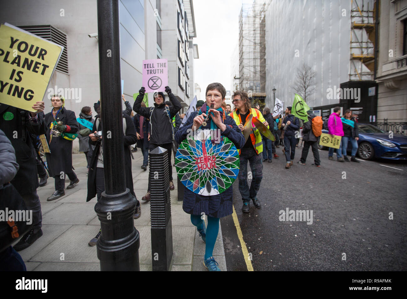 Londres, Royaume-Uni. 21 Décembre, 2018. Rebbelion Extinction protester contre le changement climatique et la façon dont elle est présentée dans les médias crédit : George Cracknell Wright/Alamy Live News Banque D'Images